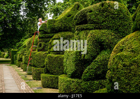 Chris Riley, ritirato il capo giardiniere al posto di Hall, Bexley, torna a rifinire la Queen's bestie, un insieme di boccole topiaria da fashioned dopo ANIMALI ARALDICI Foto Stock