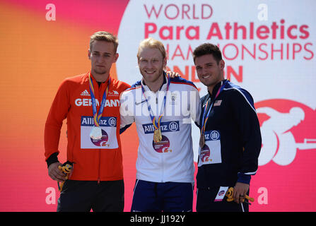 La Germania Johannes pavimenti, Gran Bretagna Jonnie Peacock e USA Wallace Jarryd dopo gli Uomini 100m T44 Final durante il giorno quattro del 2017 World Para di Atletica a Londra Stadium. Foto Stock