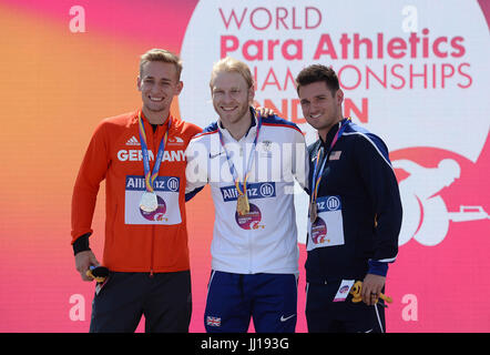 La Germania Johannes pavimenti, Gran Bretagna Jonnie Peacock e USA Wallace Jarryd dopo gli Uomini 100m T44 Final durante il giorno quattro del 2017 World Para di Atletica a Londra Stadium. Foto Stock