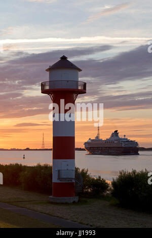 Il tramonto sopra fiume Elba vicino Luehe, nave da crociera Mein Schiff 1, Altes Land Bassa Sassonia, Germania Foto Stock