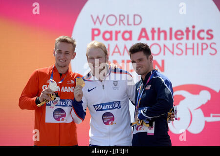 Johannes Floors in Germania, Jonnie Peacock in Gran Bretagna e Jarryd Wallace negli Stati Uniti dopo la finale T44 da 100m maschile durante il quarto giorno del campionato mondiale di atletica parapadica 2017 allo stadio di Londra. PREMERE ASSOCIAZIONE foto. Data immagine: Lunedì 17 luglio 2017. Vedi PA storia ATLETICA Para. Photo credit should Read: Victoria Jones/PA Wire. Foto Stock