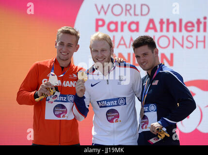 La Germania Johannes pavimenti, Gran Bretagna Jonnie Peacock e USA Wallace Jarryd dopo gli Uomini 100m T44 Final durante il giorno quattro del 2017 World Para di Atletica a Londra Stadium. Foto Stock