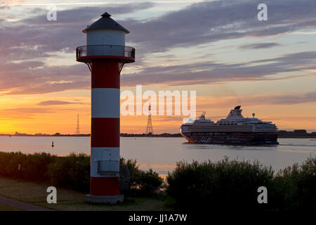 Il tramonto sopra fiume Elba vicino Luehe, nave da crociera Mein Schiff 1, Altes Land Bassa Sassonia, Germania Foto Stock