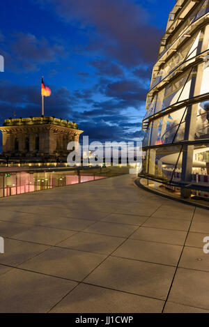 Berlino. Germania. Esterno della cupola del Reichstag e terrazza sul tetto di notte. Foto Stock