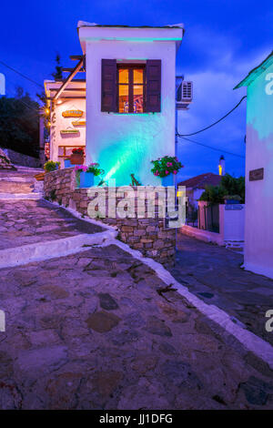 Strada principale con i negozi a Chora di Alonissos Island, Grecia. Foto Stock