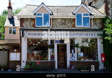 Vista generale della facciata di Selborne Village Negozi & Post Office nel grazioso villaggio di Selborne, Hampshire, Regno Unito. 9 luglio 2017. Foto Stock