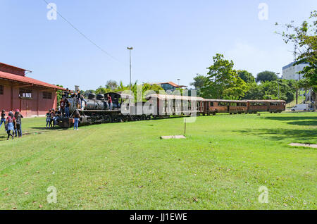 PORTO VELHO, Brasile - 16 giugno 2017: Bambini visitando il museo all'aria aperta Estrada de Ferro Madeira-Mamore in Porto Velho. Di vecchi treni che erano abando Foto Stock