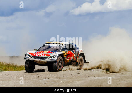 Rally car Peugeot la guida su una strada di polvere durante il Silk Way rally Foto Stock