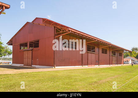 PORTO VELHO, Brasile - 16 giugno 2017: Big Red hangar sulla Estrada de Ferro Madeira-Mamore. Oggi la vecchia stazione hangar dispone di alcuni negozi con roba locale di un Foto Stock