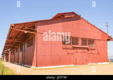 PORTO VELHO, Brasile - 16 giugno 2017: Big Red in magazzino in Estrada de Ferro Madeira-Mamore. Oggi la vecchia stazione magazzino ha alcuni negozi con locale st Foto Stock