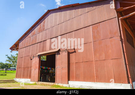 PORTO VELHO, Brasile - 16 giugno 2017: Big Red in magazzino in Estrada de Ferro Madeira-Mamore. Oggi la vecchia stazione magazzino ha alcuni negozi con locale st Foto Stock