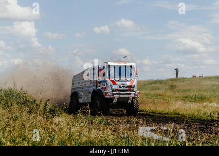 Carrello rally car Hino in marcia su una strada schizzi di sporcizia e acqua durante il Silk Way rally Foto Stock