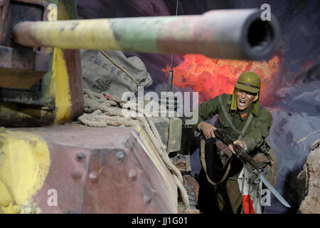 Un diorama tridimensionale raffigurante soldati giapponesi che combattono sulle isole Kuril il 18 agosto 1945 durante la battaglia con la Russia, esposto nelle sale del Museo della Vittoria di Pobeda dedicato alla storia militare regionale dal 1905 situato nella città di Yuzhno-Sakhalinsk, nell'isola di Sakhalin, Nell'Oceano Pacifico. Russia Foto Stock