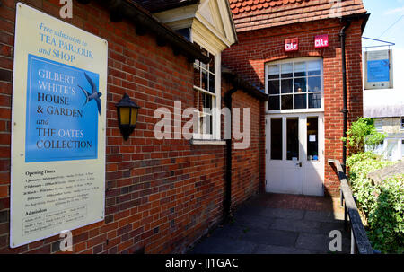 Entrata al bianco di Gilbert's House & Garden, Selborne, Hampshire, Regno Unito. 9 luglio 2017. Foto Stock