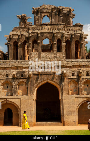 Donna indiana passando per il maneggio di elefante, Hampi, Karnataka, India Foto Stock