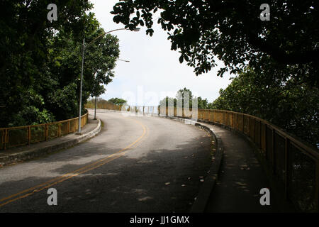 Traffico sinuoso segno, Pedra da Gavea road, Rio de Janeiro, Brasile. Foto Stock