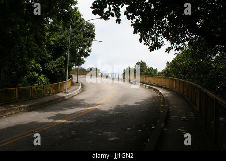 Traffico sinuoso segno, Pedra da Gavea road, Rio de Janeiro, Brasile. Foto Stock