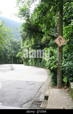 Traffico sinuoso segno, Pedra da Gavea road, Rio de Janeiro, Brasile. Foto Stock