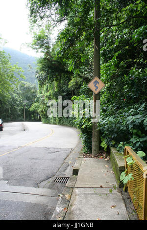 Traffico sinuoso segno, Pedra da Gavea road, Rio de Janeiro, Brasile. Foto Stock