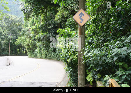 Traffico sinuoso segno, Pedra da Gavea road, Rio de Janeiro, Brasile. Foto Stock