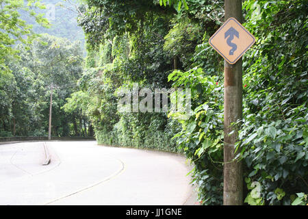 Traffico sinuoso segno, Pedra da Gavea road, Rio de Janeiro, Brasile. Foto Stock