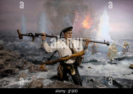 Un diorama tridimensionale raffigurante soldati russi che sbarcano sulle isole Kuril il 18 agosto 1945 durante la battaglia con il Giappone esposto nelle sale del Museo della Vittoria di Pobeda dedicato alla storia militare regionale dal 1905 situato nella città di Yuzhno-Sakhalinsk, nell'isola di Sakhalin, Nell'Oceano Pacifico. Russia Foto Stock