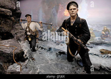 Un diorama tridimensionale raffigurante soldati russi che sbarcano sulle isole Kuril il 18 agosto 1945 durante la battaglia con il Giappone esposto nelle sale del Museo della Vittoria di Pobeda dedicato alla storia militare regionale dal 1905 situato nella città di Yuzhno-Sakhalinsk, nell'isola di Sakhalin, Nell'Oceano Pacifico. Russia Foto Stock