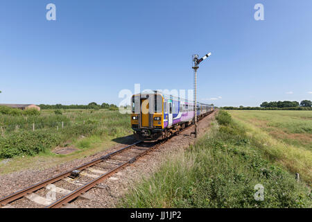 1418 York - Leeds via Harrogate passa Marston Moor (tra Hammeron e Poppleton) formata da una rotaia nord sprinter treno Foto Stock