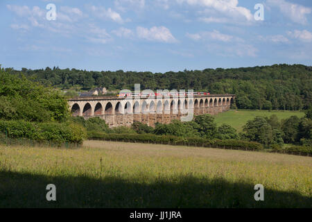 Virgin Trains east coast Intercity 125 attraversa la valle Crimple viadotto (sud di Harrogate) voce a Harrogate per lavorare a Harrogate - Londra treno Foto Stock