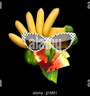 Cibo strano concetto di stile cubista volto femminile in occhiali da sole realizzati di frutta e verdura, su sfondo nero. Foto Stock