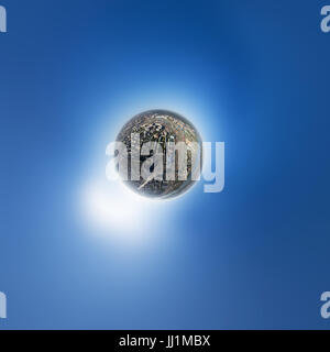 Antenna vista città con crocevia di edifici e parchi Foto Stock