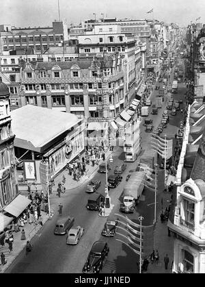 Oxford Street a Londra 1953 con C&A in costruzione e Giura e pozzi fur shop. Foto Stock