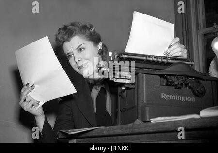 Donna attraente SEGRETARIA DATTILOGRAFA degli anni cinquanta Foto Stock