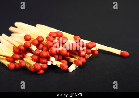 Spento dei fiammiferi isolata su uno sfondo nero Foto Stock