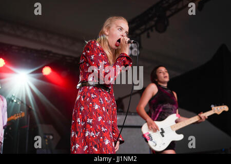 Rakel Mjoll di sogno moglie performing live sul palcoscenico del lago al 2017 Latitude festival in Henham Park, Southwold nel Suffolk. Foto Data: domenica, Ju Foto Stock