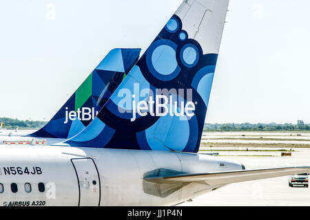 Due JetBlue aerei sono parcheggiate per le porte in attesa dell'imbarco dei passeggeri. Foto Stock