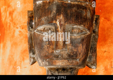 Primo piano del volto di un tribal style statua in legno. Foto Stock