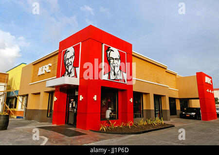 Nel tardo pomeriggio sole splende su un KFC un ristorante fast food in Grenada. Foto Stock