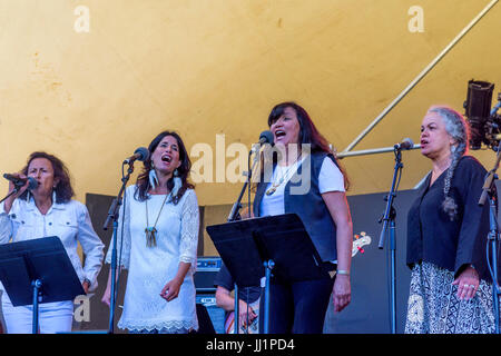 Andrea Menard, Marco Morrisseau, Sandy Scofield e Dalannah Gail Bowen donne nel round di apertura notturna del quarantesimo annuale di Vancouver Folk Music Fest Foto Stock