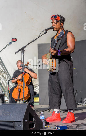 Bassy Bilck in esecuzione al quarantesimo annuale di Vancouver Folk Music Festival, Vancouver, British Columbia, Canada. Foto Stock