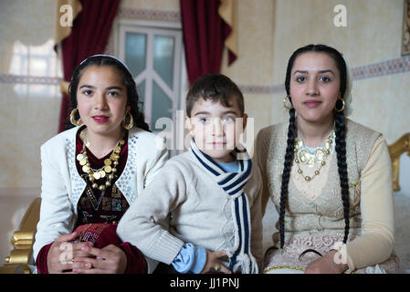 I bambini di un facoltoso Roma famiglia zingara in posa la lussuosa camera da letto della loro casa Ivanesti, Romania Foto Stock