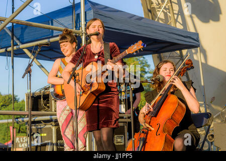 Il Mae trio esibirsi al quarantesimo annuale di Vancouver Folk Music Festival, Vancouver, British Columbia, Canada. Foto Stock