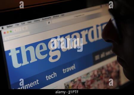 Una donna guarda al quotidiano Guardian sito sul suo computer Foto Stock