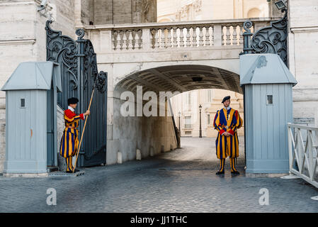 Roma, Italia - 19 agosto 2016: Guardie Svizzera Pontificie in piedi al suo posto. Le guardie svizzere servita sin dalla fine del XV secolo. Foto Stock