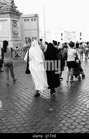 Roma, Italia - 19 agosto 2016: due monache a piedi su Piazza San Pietro. Immagine in bianco e nero. La piazza è situato direttamente di fronte a San Pietro B Foto Stock