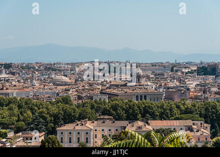 Roma, Italia - 20 agosto 2016: vista di Roma da Giuseppe Garibaldi Square. Giornata di sole dell'estate Foto Stock