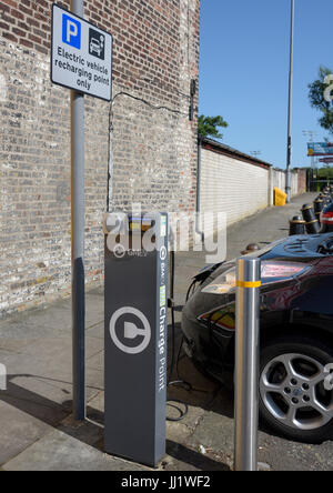 Auto elettrica collegata al punto di ricarica del veicolo elettrico della rete gmev con l'insegna del punto di ricarica per veicoli elettrici a bury lancashire uk Foto Stock