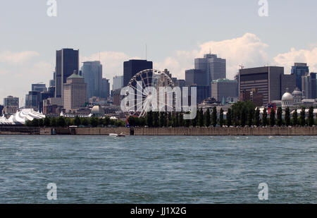 Montreal, Canada, 16 luglio, 2017. Montreal lo skyline di come si vede da St-Helen dell isola nel fiume St-Lawrence. Credit:Mario Beauregard/Alamy Live News Foto Stock