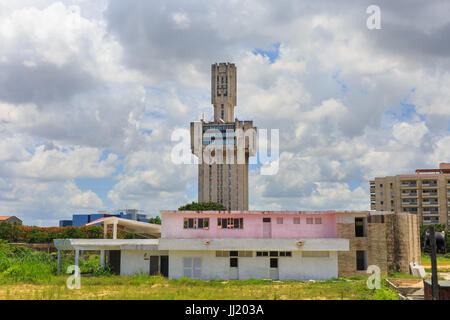 L'Ambasciata Russa a Cuba edificio, un alto landmkar ed esempio di architettura costruttivista a Miramar, Havana, Cuba Foto Stock