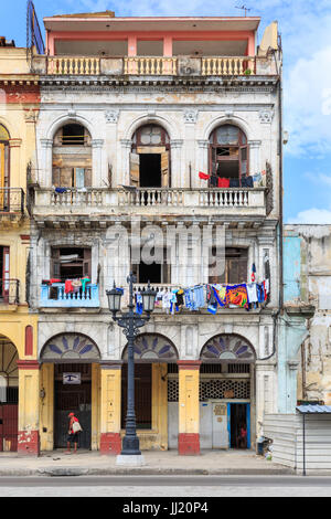 Edificio storico, sbriciolare con architettura neo classica e art deco dettaglio, Old Havana, Cuba Foto Stock